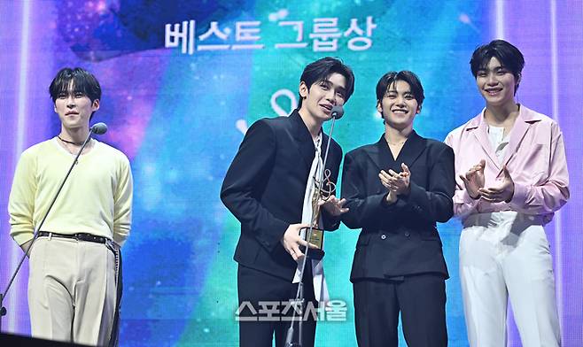 제로베이스원이 20일 인천 중구 인스파이어 아레나에서 열린 제35회 서울가요대상에서 베스트 그룹상을 수상한 뒤 소감을 밝히고 있다.  2026. 6. 20. 인천 | 최승섭기자 thunder@sportsseoul.com