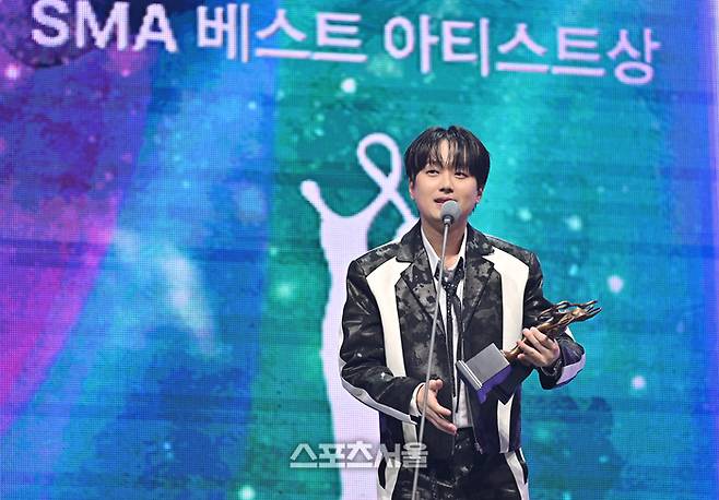 이찬원이 20일 인천 중구 인스파이어 아레나에서 열린 제35회 서울가요대상에서 베스트 아티스트상을 수상한 뒤 소감을 밝히고 있다.  2026. 6. 20. 인천 | 최승섭기자 thunder@sportsseoul.com