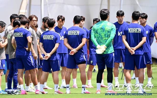 2026 북중미 월드컵 멕시코전을 마친 대한민국 월드컵 대표팀이 20일(한국시각) 멕시코 과달라하라 인근 사포판 월드컵대표팀 베이스캠프 훈련장 치바스 베르데 바예에서 훈련을 가졌다. 훈련 전 선수단 미팅을 갖는 홍명보 감독의 모습. 사포판(멕시코)=허상욱 기자wook@sportschosun.com/2026.06.20/