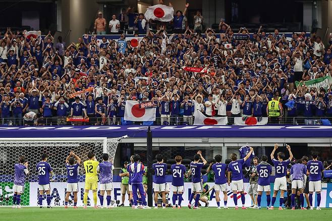 14일 미국 댈러스 스타디움에서 열린 2026년 월드컵 F조 축구 조별리그 네덜란드와 일본의 경기 무승부 후 일본 선수들이 서포터들과 환호하고 있다. /연합뉴스