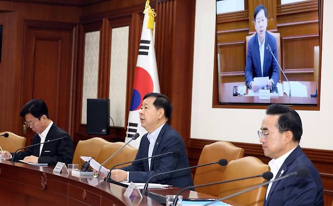 구윤철 경제부총리 겸 재정경제부 장관이 19일 오전 서울 종로구 세종대로 정부서울청사에서 열린 비상경제본부 희의 겸 경제관계장관회의 및 대외경제장관회의에서 모두 발언을 하고 있다. 이날 회의에서 참석자들은 포스트 중동에 따른 세계질서 변화와 한국의 지역전략 등을 논의했다. 2026.6.19/뉴스1