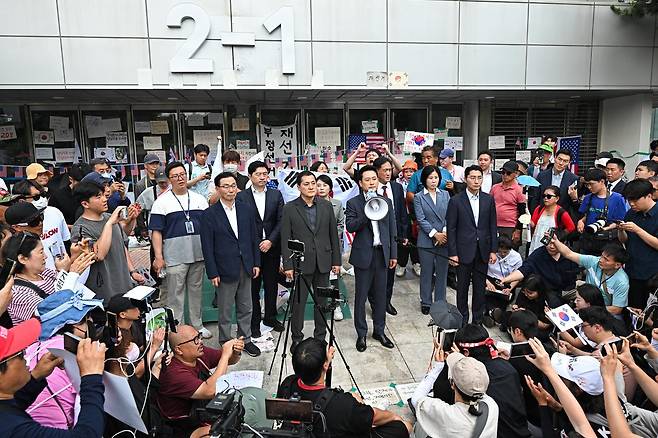 장동혁 국민의힘 대표가 16일 서울 송파구 올림픽공원 핸드볼경기장을 찾아 개표소 봉쇄를 주장하는 시민들에게 진입 결정을 알리고 있다. 사진공동취재단