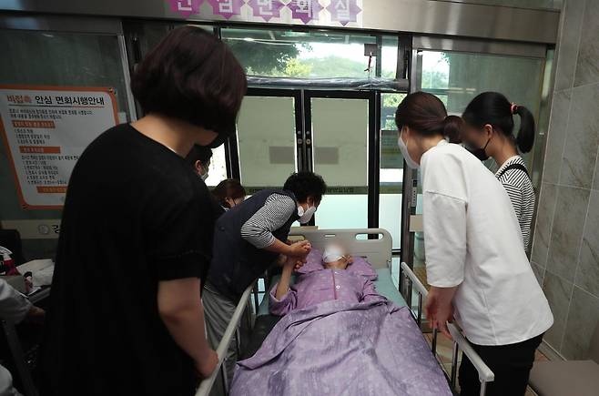 요양병원에서 한 입소자 가족이 면회를 하고 있다. 기사와 직접적 관련이 없음. 연합뉴스