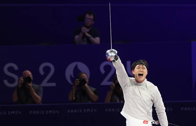 <yonhap photo-3340="">31일(현지시간) 프랑스 파리 그랑 팔레에서 열린 2024 파리올림픽 펜싱 남자 사브르 단체 결승전에서 한국 오상욱이 헝가리 크리스티안 러브를 상대로 마지막 공격을 성공, 금메달을 확정지은 뒤 환호하고 있다. 연합뉴스</yonhap>