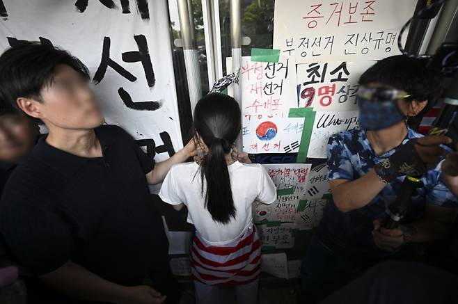 ▲ 잠실 핸드볼경기장 진입 저지하는 시위 참가자 [연합뉴스]