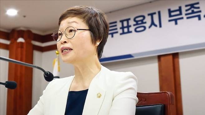 조현욱 투표용지 부족사태 진상규명위원회 위원장이 19일 경기 과천 중앙선거관리위원회에서 브리핑을 열고 6·3 지방선거 관리가 총체적으로 부실했다는 조사 결과를 발표하고 있다.  /뉴스1