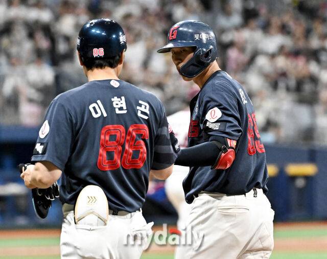 19일 오후 서울 고척스카이돔에서 진행된 '2026 프로야구 KBO리그' 키움히어로즈와 롯데자이언츠의 경기. 롯데 박건우가 5회초 1사에서 안타를 친 뒤 환호하고 있다./송일섭 기자