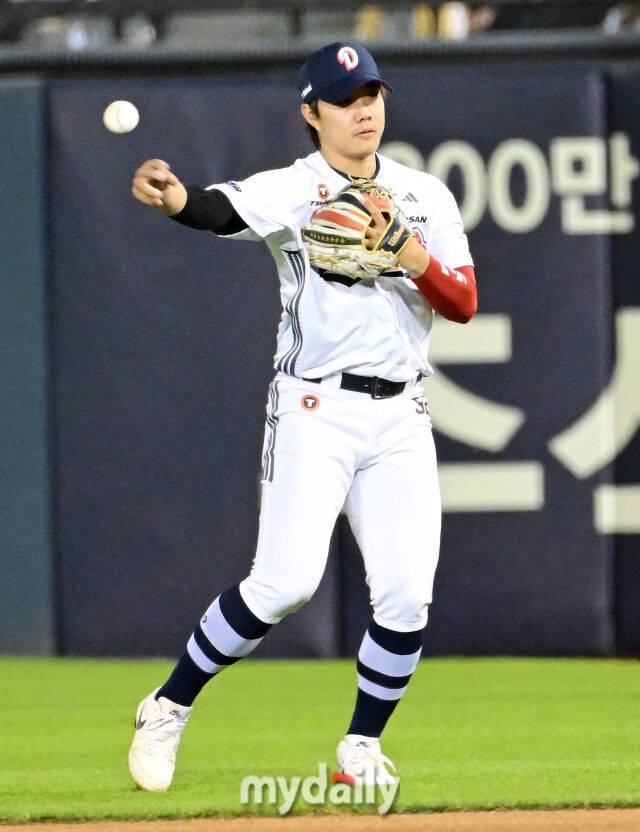 2026년 4월 29일 오후 서울 잠실구장에서 열린 '2026 신한 SOL KBO리그' 삼성 라이온즈와 두산 베어스 경기.두산 2루수 박준순이 8회초 2사 2루서 삼성 디아즈의 타구를 처리하고 있다./마이데일리