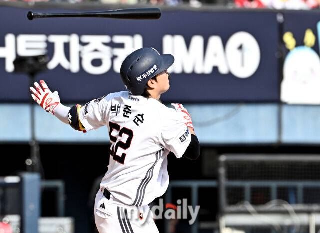 19일 오후 서울 잠실야구장에서 진행된 '2026 프로야구 KBO리그' 두산베어스와 KIA타이거즈의 경기.두산 박준순이 7회말 솔로홈런을 터뜨리고 있다./마이데일리