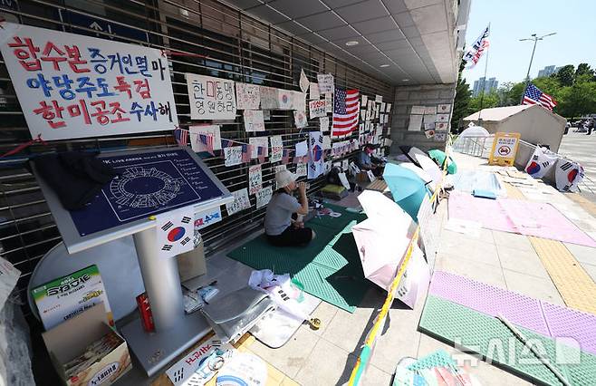 [서울=뉴시스] 김진아 기자 = 제9회 전국동시지방선거 투표용지 부족 사태에 항의하며 개표소 봉쇄 시위를 이어가고 있는 15일 서울 송파구 올림픽공원 핸드볼경기장에 설치된 개표소 앞에 재선거 등을 요구하는 손팻말이 붙어있다. 2026.06.15. bluesoda@newsis.com