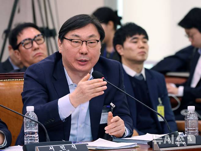 [서울=뉴시스] 김금보 기자 = 쌍방울 대북 송금 사건으로 유죄를 선고받아 수감 중인 이화영 전 경기도 평화부지사가 지난 4월14일 서울 여의도 국회 '윤석열정권정치검찰조작기소의혹사건진상규명국정조사특별위원회'에서 열린 청문회에 증인으로 출석해 발언을 하고 있다. 2026.04.14. kgb@newsis.com