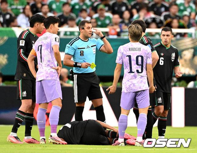 [OSEN=과달라하라(멕시코), 이대선 기자] 19일 (한국시각) 멕시코 에스타디오 과달라하라에서 2026 국제축구연맹(FIFA) 북중미 월드컵 A조 조별리그 2차전 대한민국과 멕시코의 경기가 열렸다.체코를 상대로 2-1 역전승을 거둔 한국은 멕시코전 승리와 함께 조 1위 도약을 노린다. 멕시코 역시 남아프리카공화국을 2-0으로 꺾고 승점 3점을 확보했다.전반 이강인이 옐로우카드를 받고 있다. 2026.06.19 /sunday@osen.co.kr