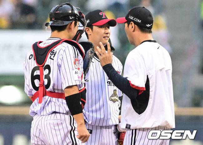 [OSEN=잠실, 조은정 기자]19일 서울 잠실야구장에서 ‘2026 신한 SOL Bank KBO리그’ LG 트윈스와 두산 베어스의 경기가 열렸다.홈팀 LG는 이정용을, 방문팀 두산은 벤자민을 선발로 내세웠다.1회초 LG 이정용이 흔들리자 김광삼 코치가 마운드에 올라 대화를 하고 있다. 2026.06.19 /cej@osen.co.kr