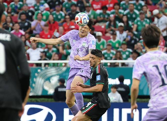대한민국 축구국가대표팀 김민재가 18일(현지시간) 멕시코 과달라하라 스타디움에서 열린 2026 북중미 월드컵 A조 조별리그 2차전 대한민국과 멕시코의 경기에서 헤딩을 하고 있다. 뉴스1