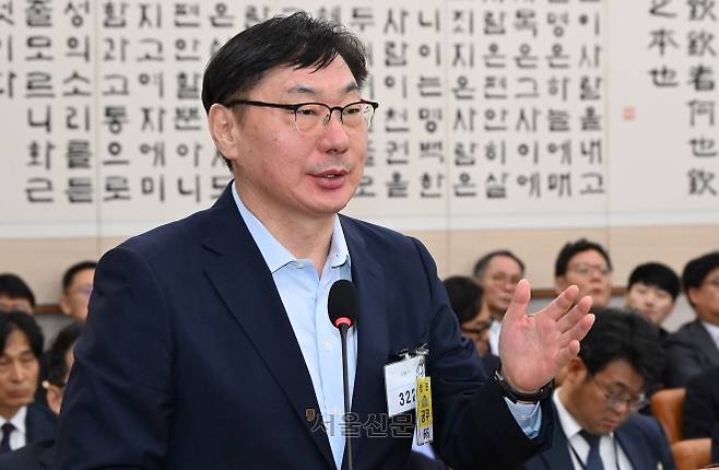 이화영 전 경기도 평화부지사가 14일 서울 여의도 국회에서 열린 법제사법위원회의 법무부 등에 대한 국정감사에 출석해 의원들의 질의에 답하고 있다.2025.10.14안주영 전문기자