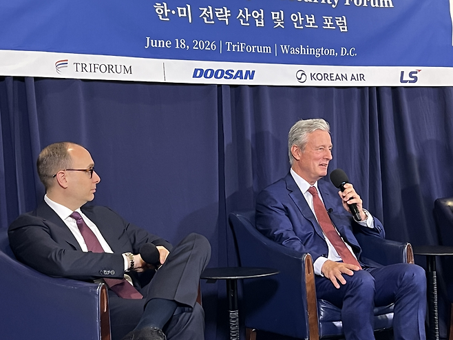 로버트 오브라이언(오른쪽) 전 미국 백악관 국가안보보좌관과 데이비드 와일레졸 미 국무부 동북아시아 담당 부차관보가 18일(현지 시간) 워싱턴DC에서 열린 트라이포럼 행사에서 토론하고 있다. 이태규 특파원