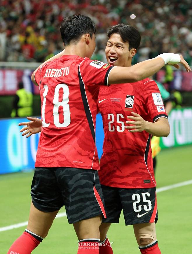 2026 북중미월드컵 A조 예선 대한민국-체코전이 12일(한국 시간) 멕시코 과달라하라 에스타디오 아크론에서 열렸다. 오현규가 역전골을 터트린 후 엄지성과 기뻐하고 있다. /사진=김진경 대기자