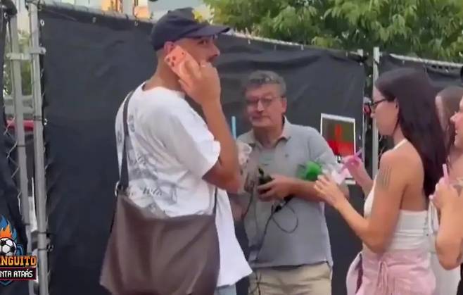 스페인 대표팀 숙소에 들어가지 못하고 있는 보르하 이글레시아스(가운데). /사진=더선 갈무리