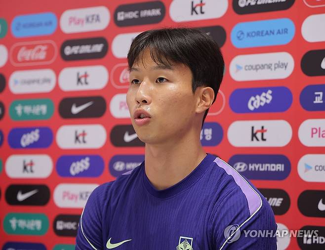 멕시코전 다음날 기자회견하는 엄지성 (사포판[멕시코 할리스코주]=연합뉴스) 류영석 기자 = 멕시코와 2026 북중미 월드컵 A조 조별리그 2차전을 치른 한국 축구 국가대표팀 엄지성이 19일(현지시간) 멕시코 과달라하라 인근 사포판의 치바스 바예 베르데에서 훈련을 하기 앞서 취재진 질문에 답변하고 있다. 2026.6.20 ondol@yna.co.kr