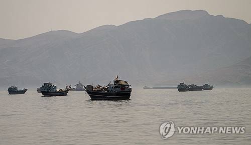 호르무즈해협에 정박된 선박들 (로이터=연합뉴스) 2026년 6월 19일 오만 무산담에서 바라본 호르무즈해협의 모습. (REUTERS/Stringer) 2026.6.20.
