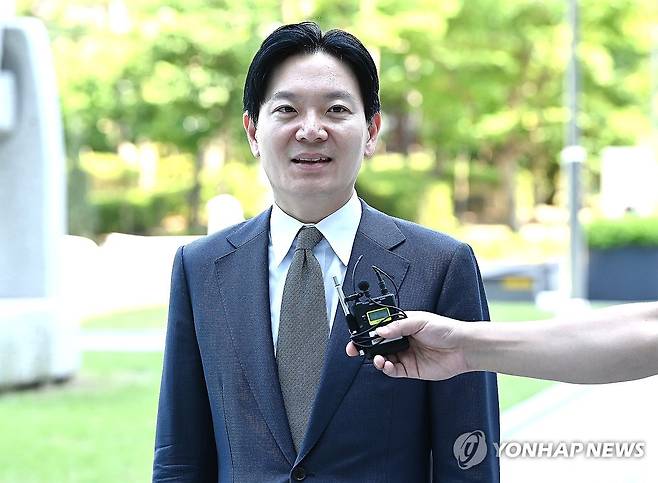 증인 출석하며 질문에 답하는 박상용 검사 [연합뉴스 자료사진]