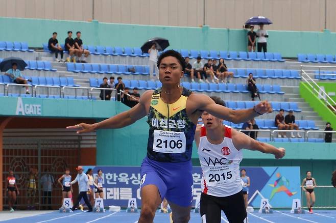 가장 먼저 결승선 통과하는 나마디 조엘진 [대한육상연맹 제공. 재배포 및 DB 금지]