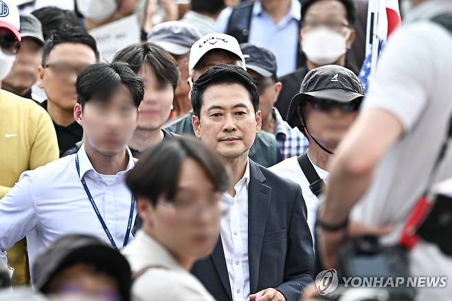 '개표소 봉쇄 시위', 대기하는 장동혁 대표 [연합뉴스 자료사진]