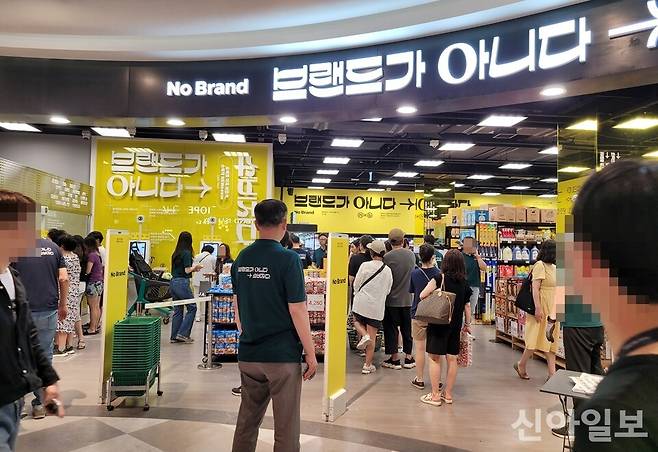 상품을 구매하기 위한 고객들로 붐비는 한 노브랜드 전문점. [사진=김소희 기자]