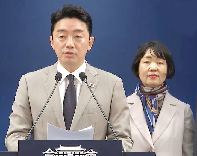 청와대 강훈식 대통령비서실장이 인사 개편을 발표하고 있다. 뒷편 김경자 새 대통령실 사회수석비서관이 자리하고 있다(사진_청와대 영상 캡쳐).