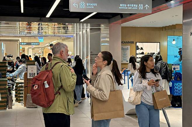 외국인들이 서울시 중구 소공동에 위치한 롯데백화점 본점 9층 키네틱그라운드에 방문한 모습. (사진=롯데백화점)