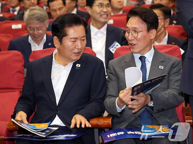 김민석 국무총리와 정청래 더불어민주당 대표가 21일 오후 서울 여의도 국회 의원회관에서 열린 '2026 6·3지방선거 단체장 당선자 워크숍'에서 대화를 나누고 있다. 2026.6.21 ⓒ 뉴스1 황기선 기자