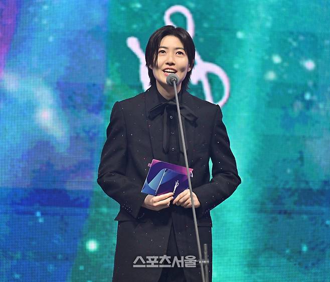 심은경이 20일 인천 중구 인스파이어 아레나에서 열린 제35회 서울가요대상에서 최고 앨범상 수상자를 발표하고 있다.  2026. 6. 20. 인천 | 최승섭기자 thunder@sportsseoul.com