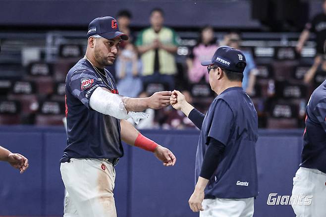 롯데 레이예스(왼쪽)가 20일 서울 고척스카이돔에서 열린 2026 KBO리그 키움전 승리 후 김태형 감독과 주먹을 맞대고 있다. 사진 | 롯데 자이언츠