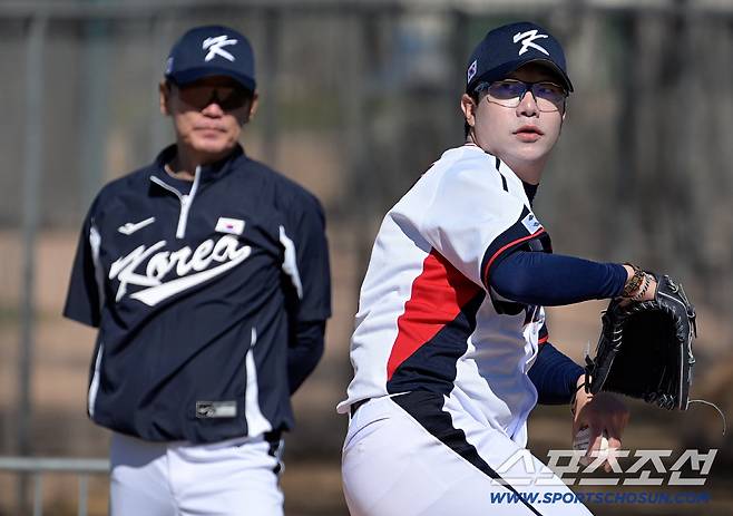19일(한국시간) WBC 대표팀이 미국 애리조나 투손 캠프에서 훈련 했다. 양현종이 이강철 감독이 지켜보는 가운데 불펜피칭을 하고 있다. 애리조나(미국)=정재근 기자 cjg@sportschosun.com/2023.2.19/