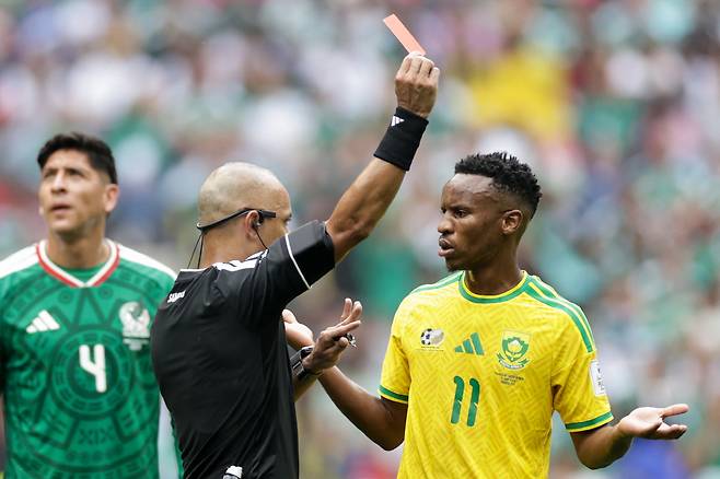 MEXICO, MEXICO CITY - JUNE 11, 2026: Referee Wilton Sampaio (L) and South Africa's Themba Zwane in the 2026 FIFA World Cup Group A football match between Mexico and South Africa at Mexico City Stadium. Mikhail Sinitsyn/TASS  <저작권자(c) 연합뉴스, 무단 전재-재배포, AI 학습 및 활용 금지>
