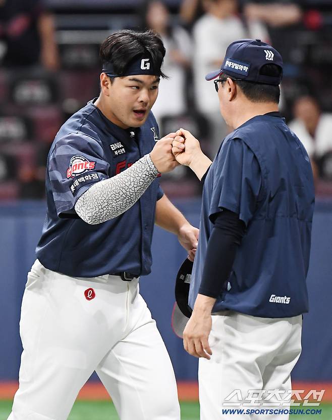 21일 오후 서울 고척스카이돔에서 열린 롯데 자이언츠와 키움 히어로즈의 경기. 6대3으로 승리하며 5연승을 질주한 롯데 김태형 감독이 김동현을 맞이하고 있다. 고척=정재근 기자 cjg@sportschosun.com/2026.6.21/