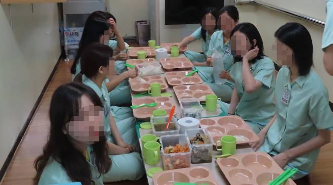 17일 오후 청주여자교도소 수용자 체험에 참석한 기자들이 점심 식사를 하고 있다./법무부