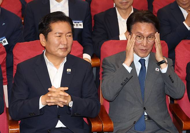 김민석 국무총리와 정청래 더불어민주당 대표가 21일 오후 서울 여의도 국회 의원회관 대회의실에서 열린 2026 6.3지방선거 단체장 당선자 워크숍에 참석해 있다./뉴시스
