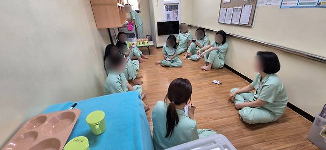 지난 17일 청주여자교도소에서 본지 기자가 설거지를 하고 있다./법무부 제공