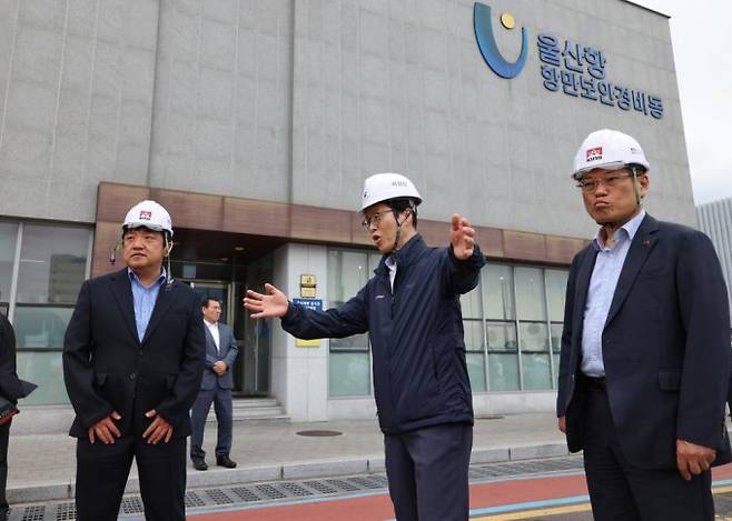 최원호 원자력안전위원장이 코스모화학과 울산항만공사를 방문해 안전관리 현장을 점검하고 있다. 원안위 제공