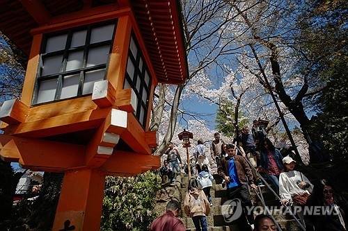 일본의 관광객들 [AP=연합뉴스 자료사진]