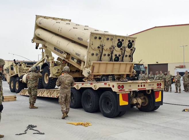 주한미군의 고고도미사일방어체계(THAAD·사드) 발사대 6대가 경북 성주기지로 원상 복귀한 것으로 21일 전해졌다. 지난 2019년 4월 주한미군 평택기지에서 사드 모의탄 장착 훈련을 하는 모습. 주한미군 페이스북