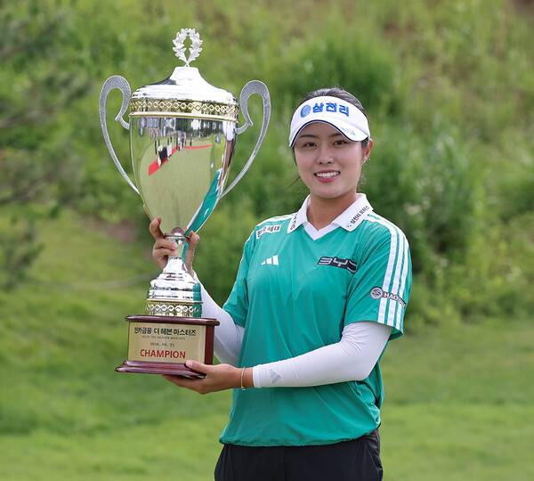 2026년 한국여자프로골프(KLPGA) 투어 인카금융 더헤븐 마스터즈 대회 우승 경쟁에 뛰어든 서교림 프로가 우승 트로피를 들고 기념 촬영하는 모습이다. 사진제공=KLPGA (사진을 무단으로 사용하지 마십시오.)