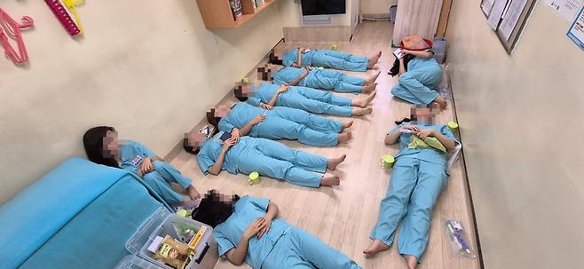 17일 충북 청주시 청주여자교도소에서 열린 ‘제3차 교정시설 현장 진단’에서 수용복을 착용한 기자들이 수용자의 일과를 체험하고 있다. 5명이 정원인 방이지만, 2배에 달하는 인원이 쓰는 경우가 대부분이다. 법무부 제공