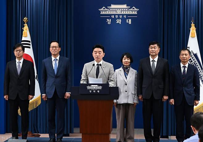 강훈식 비서실장이 21일 청와대 춘추관에서 인사 관련 브리핑을 하고 있다. 성기홍(왼쪽부터) 홍보소통수석, 한찬식 민정수석, 강 실장, 김경자 사회수석, 강건작 국가안보실 제1차장, 송기호 국가안보실 제3차장. 왕태석 선임기자