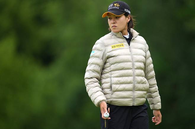 <yonhap photo-2251="">지난 18일 LPGA 마이어 클래식 1라운드 중 홀을 지켜보는 전인지의 모습. AFP=연합뉴스</yonhap>
