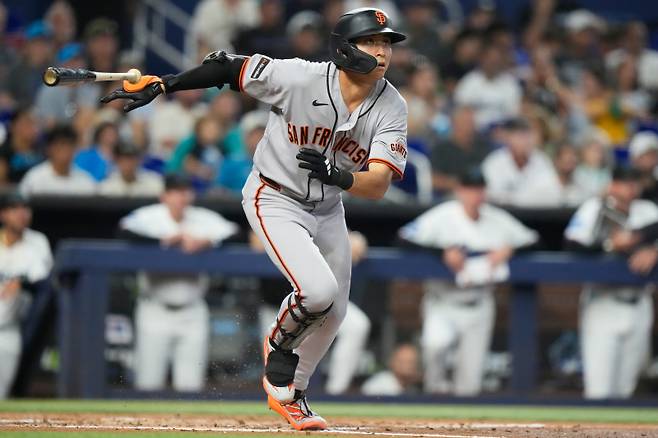 <yonhap photo-2128=""> San Francisco Giants' Jung Hoo Lee runs after hitting a double during the second inning of a baseball game against the Miami Marlins, Saturday, June 20, 2026, in Miami. (AP Photo/Lynne Sladky)/2026-06-21 07:27:21/ <저작권자 ⓒ 1980~2026 ㈜연합뉴스. 무단 전재 재배포 금지, AI 학습 및 활용 금지></yonhap>