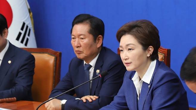 이언주 의원(오른쪽)이 지난달 민주당 최고위원회의에서 정청래 대표와 함께 자리하고 있다. (이언주 의원 페이스북)
