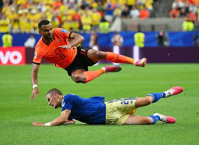 2026 FIFA 월드컵 조별리그 네덜란드와 스웨덴의 경기에서 스웨덴의 구스타프 라거비엘케(아래)가 네덜란드의 코디 각포(위)에게 태클을 걸고 있다. EPA=연합뉴스