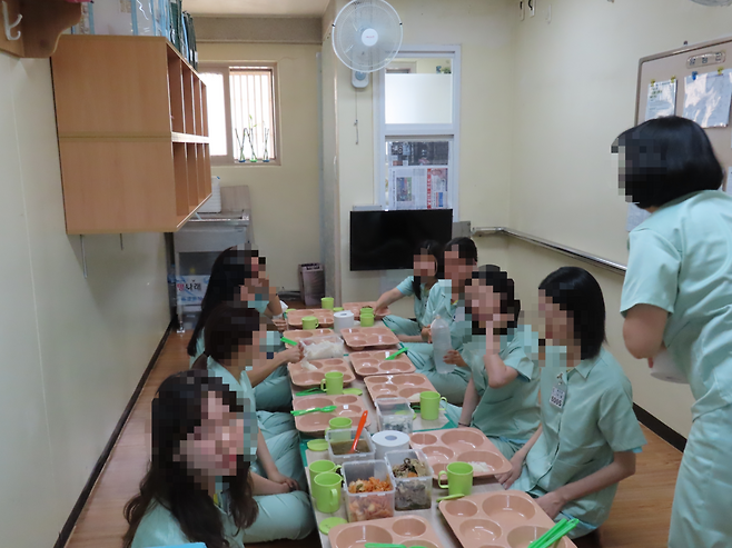 지난 17일 충북 청주여자교도소에서 법조기자단이 수용자 체험을 하고 있다. 법무부 제공